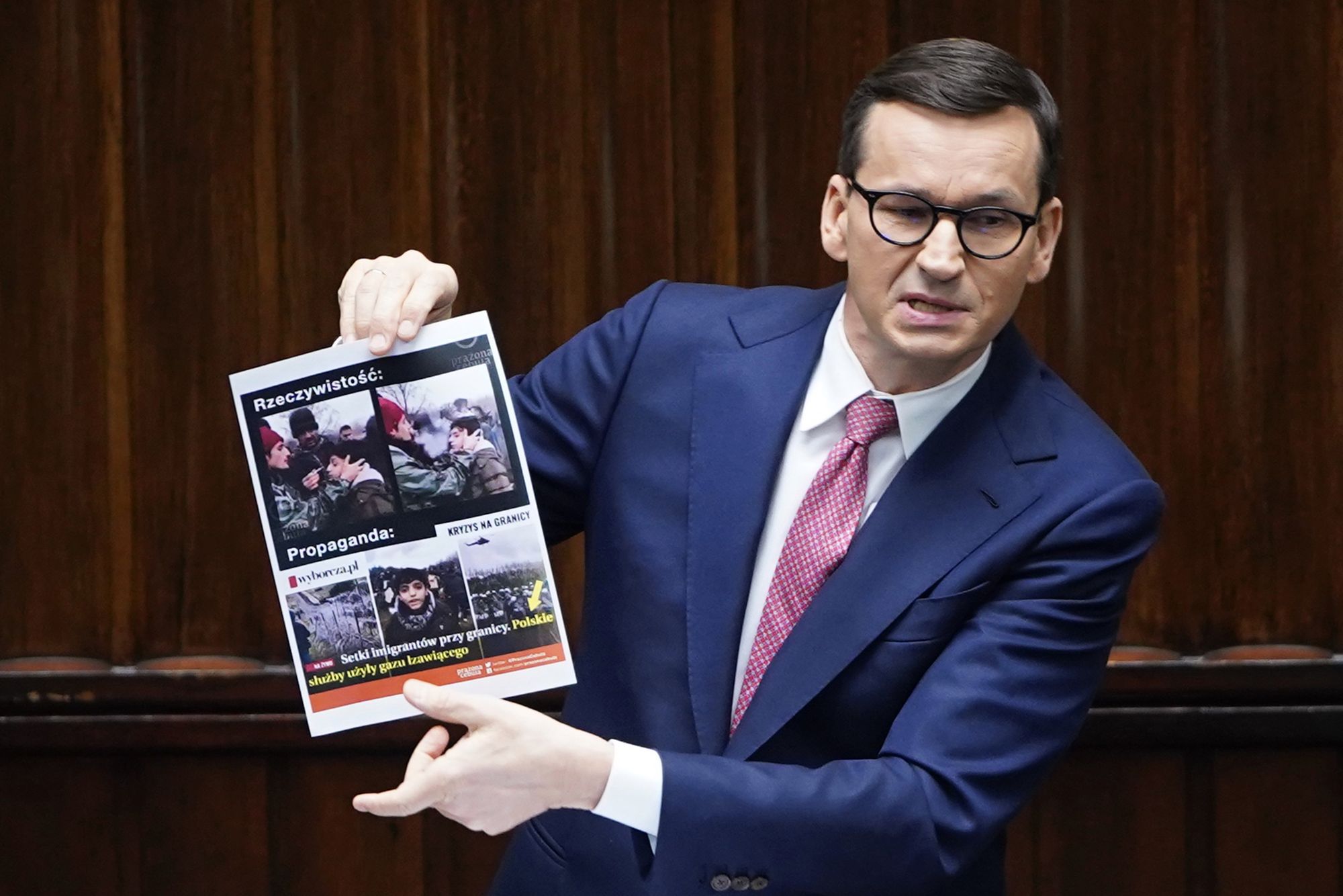 Zdjęcie dnia: Premier Morawiecki tłumaczy "fake newsa" podczas posiedzenia Sejmu 1