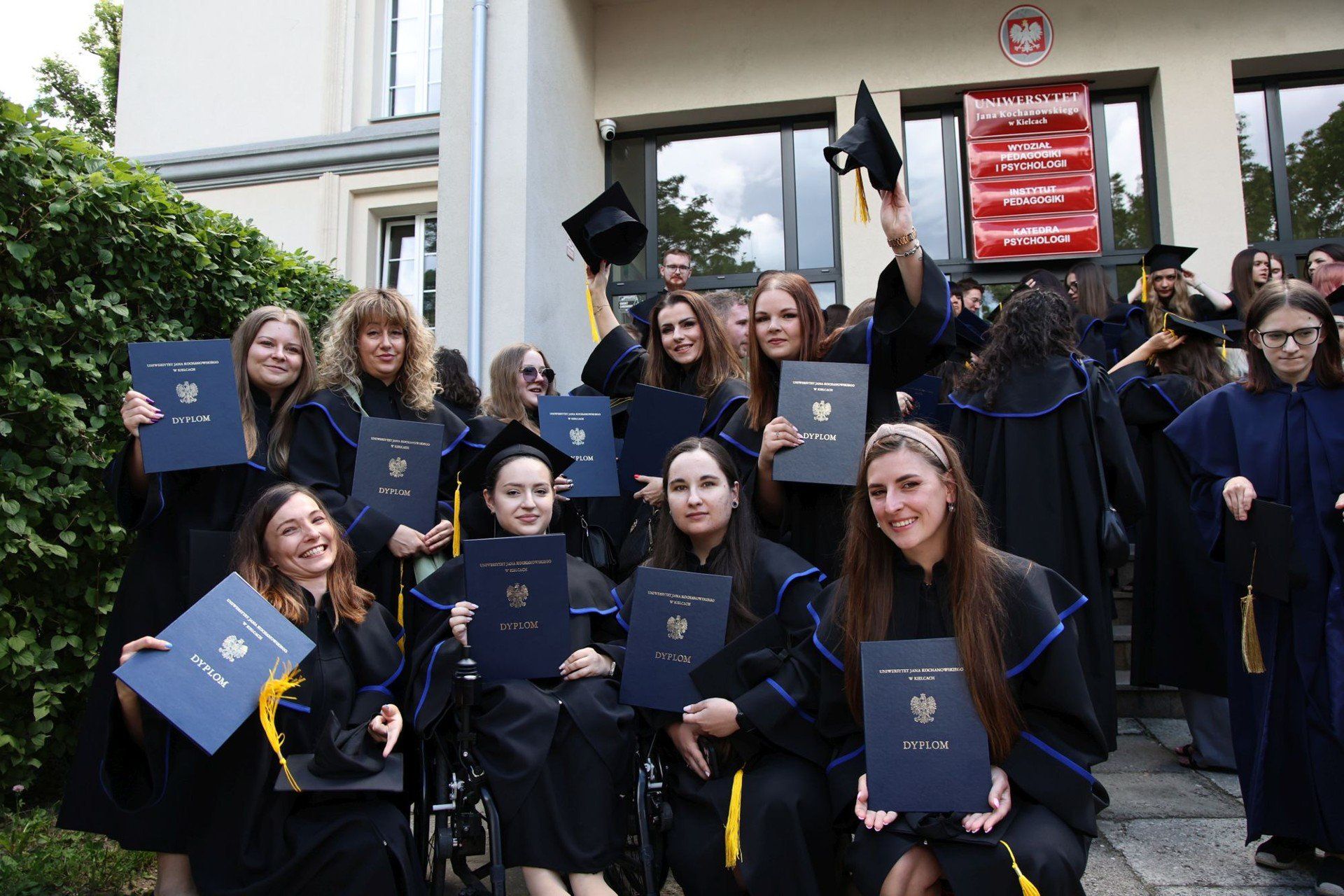 Absolwenci Wydziału Pedagogiki i Psychologii Uniwersytetu Jana Kochanowskiego w Kielcach odebrali dyplomy ukończenia studiów.