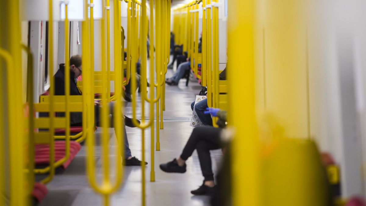 Pierwszy dzie? zaostrzonej kwarantanny
25.04.2020 WARSZAWA PIERWSZY DZIEN PO WPROWADZENIU OGRANICZEN W KOMUNIKACJI MIEJSKIEJ W WARSZAWIE ZTM MZA TRAMWAJ AUTOBUS METRO PASAZEROWIE LUDZIE KOMUNIKACJA MIEJSKA KORONAWIRUS KORONA WIRUS COVID 19 COVID-19  PRZYSTANEK STACJA METRA POCIAG METRA MIEJSA SIEDZACE NZ   FOT. SZYMON STARNAWSKI / POLSKA PRESS
SZYMON STARNAWSKI /POLSKA PRESS