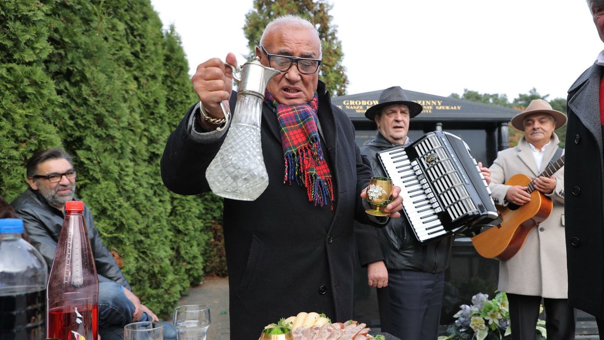 Romowie obchodzący Święto Zmarłych w Ciechocinku