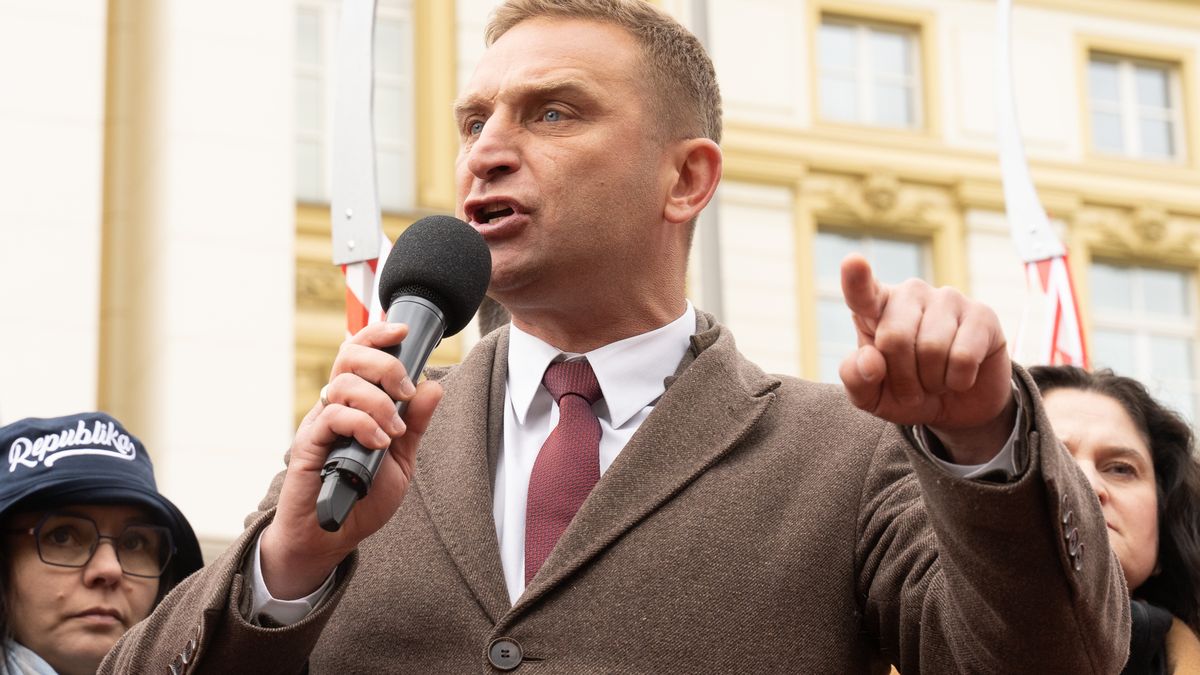 WARSAW, POLAND - 2025/05/10: Nationalists leader of the Border Defense Movement, Robert Bakiewicz speaks during the anti-migration protest. Nationalist groups gathered in Warsaw, to participate in a demonstration titled "March Against Migration," organized by the Border Defense Movement (Ruch Obrony Granic). Held under the slogan "Stop the wave of mass migration from alien cultures," the protest called for stricter border controls and the deportation of undocumented migrants. Organizers criticized Germany for allegedly transferring detained migrants into Poland. Participants carried banners and chanted nationalistic and anti-immigration slogans, some of which were explicitly xenophobic in tone. (Photo by Marek Antoni Iwaczuk/SOPA Images/LightRocket via Getty Images)