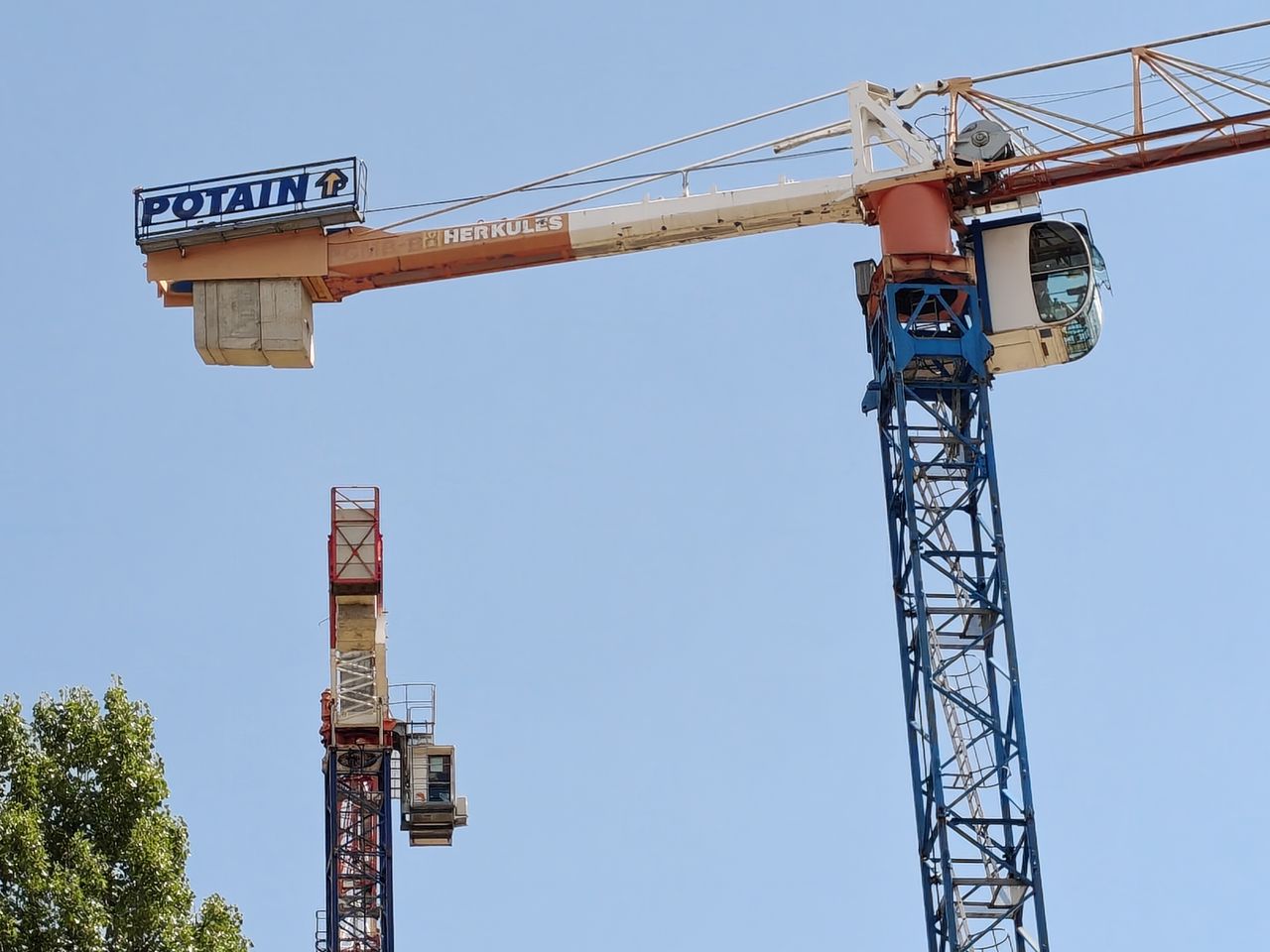 Zoom x5 i zoom maksymalny w głownym aparacie, czyli x20. Nie ma różnic w detaliczności zdjęć, jedynie w rozmiarze kadru.