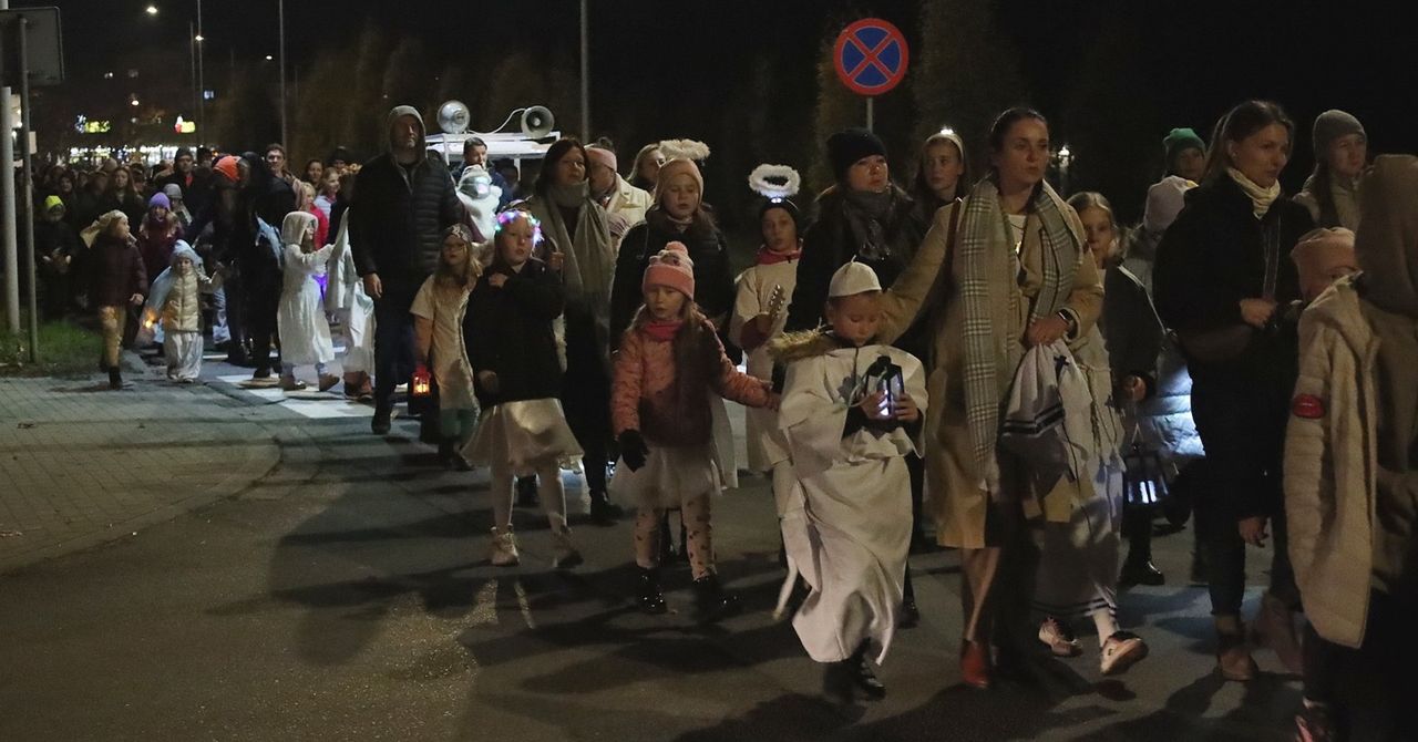 Śrem: Marsz Świętych. Nie brakowało przebrań, śpiewu i modlitwy