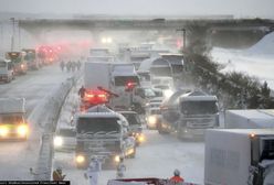 Japonia. Gigantyczny karambol pod Osaką. 130 aut na zaśnieżonej autostradzie. Zabity i 10 rannych