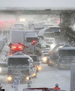 Japonia. Gigantyczny karambol pod Osaką. 130 aut na zaśnieżonej autostradzie. Zabity i 10 rannych