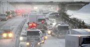 Japonia. Gigantyczny karambol pod Osaką. 130 aut na zaśnieżonej autostradzie. Zabity i 10 rannych