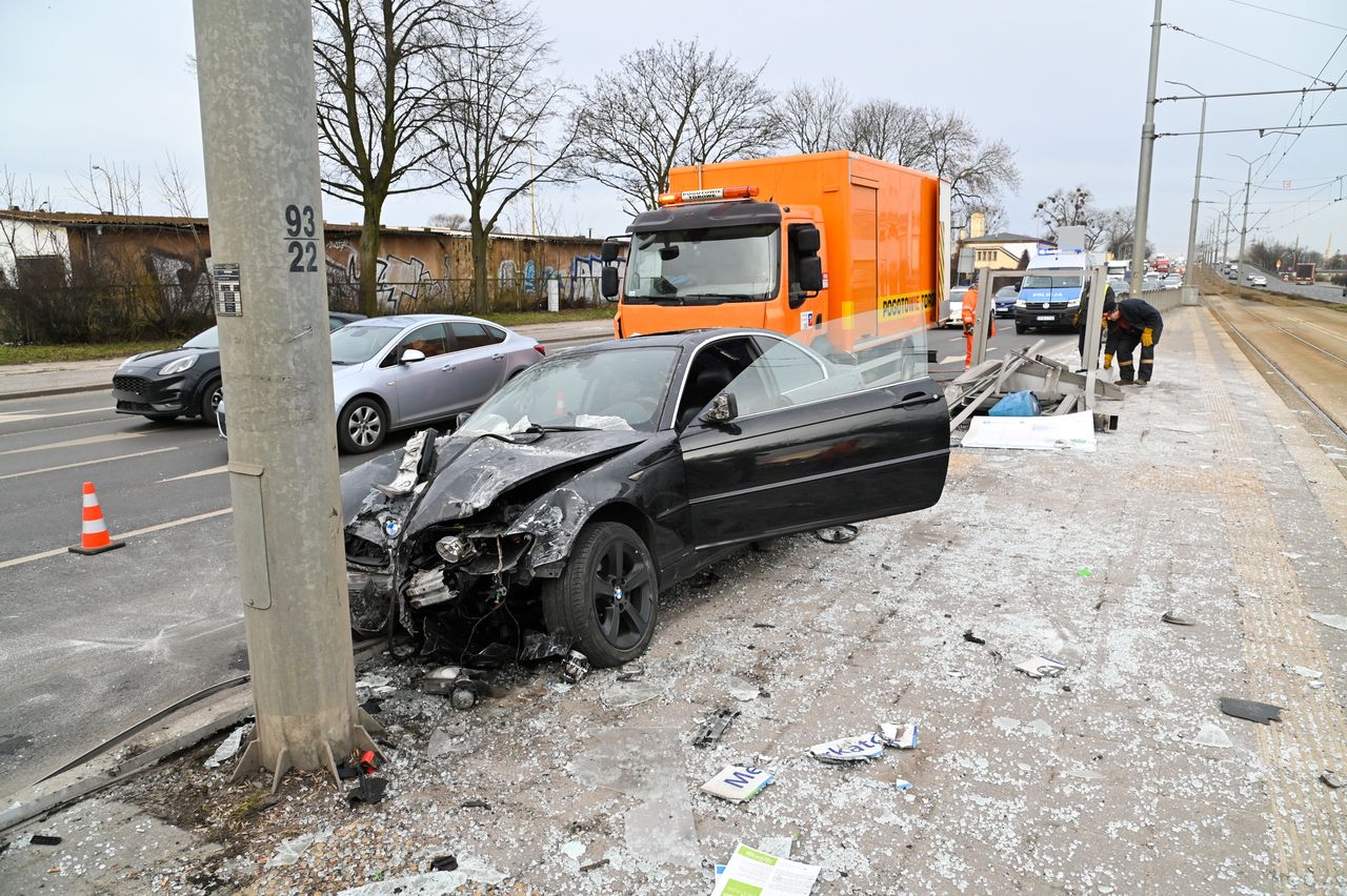 BMW zmiotło przystanek. Tyle z niego zostało