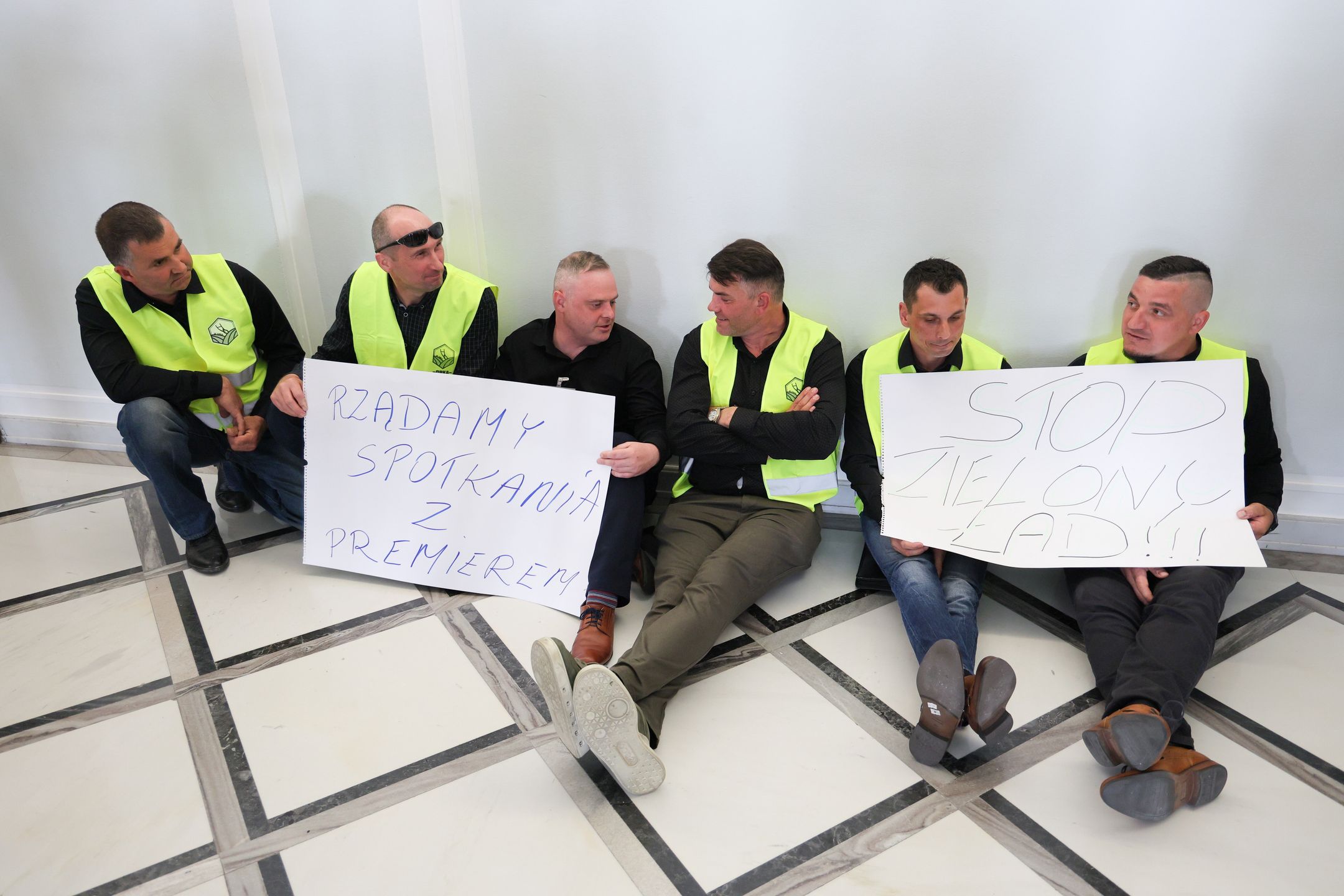 Grupa rolników okupujących Sejm w Warszawie