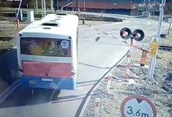 Autobus na przejeździe kolejowym w Zabrzu. Kierowca staranował rogatki