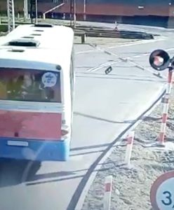 Autobus na przejeździe kolejowym w Zabrzu. Kierowca staranował rogatki