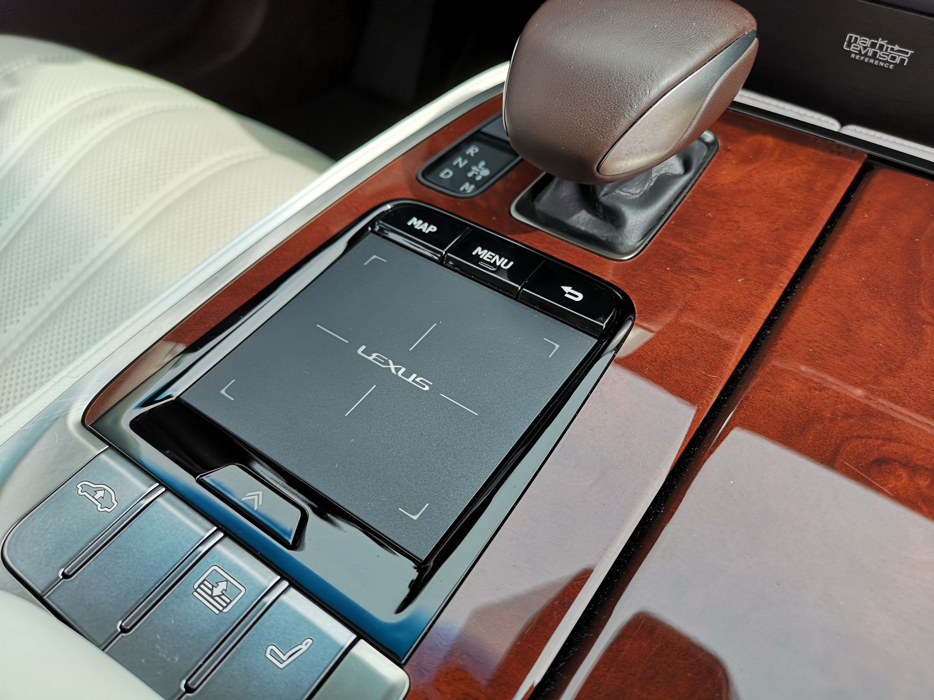 Lexus LS 500 Omotenashi: System audio Mark Levinson i sterowanie za pomocą tabletu 9