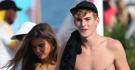 18-letni syn Cindy Crawford na plaży z nową dziewczyną. Podobny do mamy?