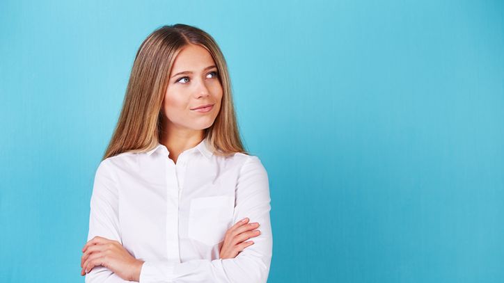 Biała koszula to ubranie, które nigdy nie wyjdzie z mody