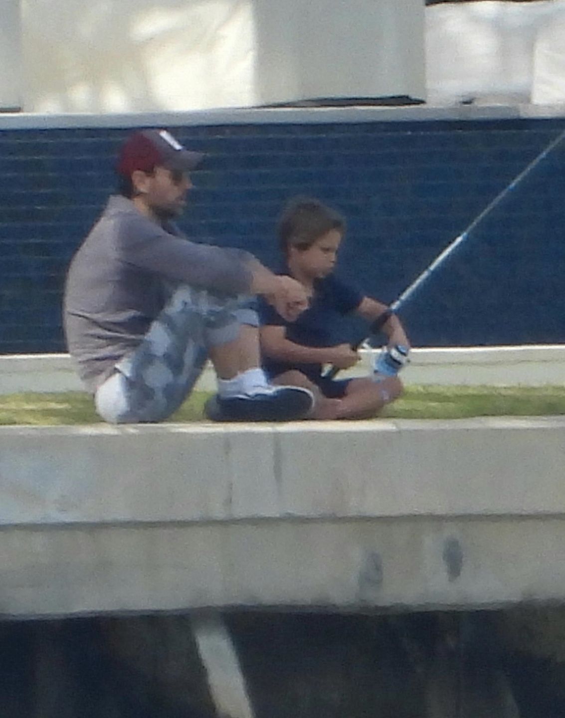 Enrique Iglesias i Anna Kournikova relaksują się z dziećmi