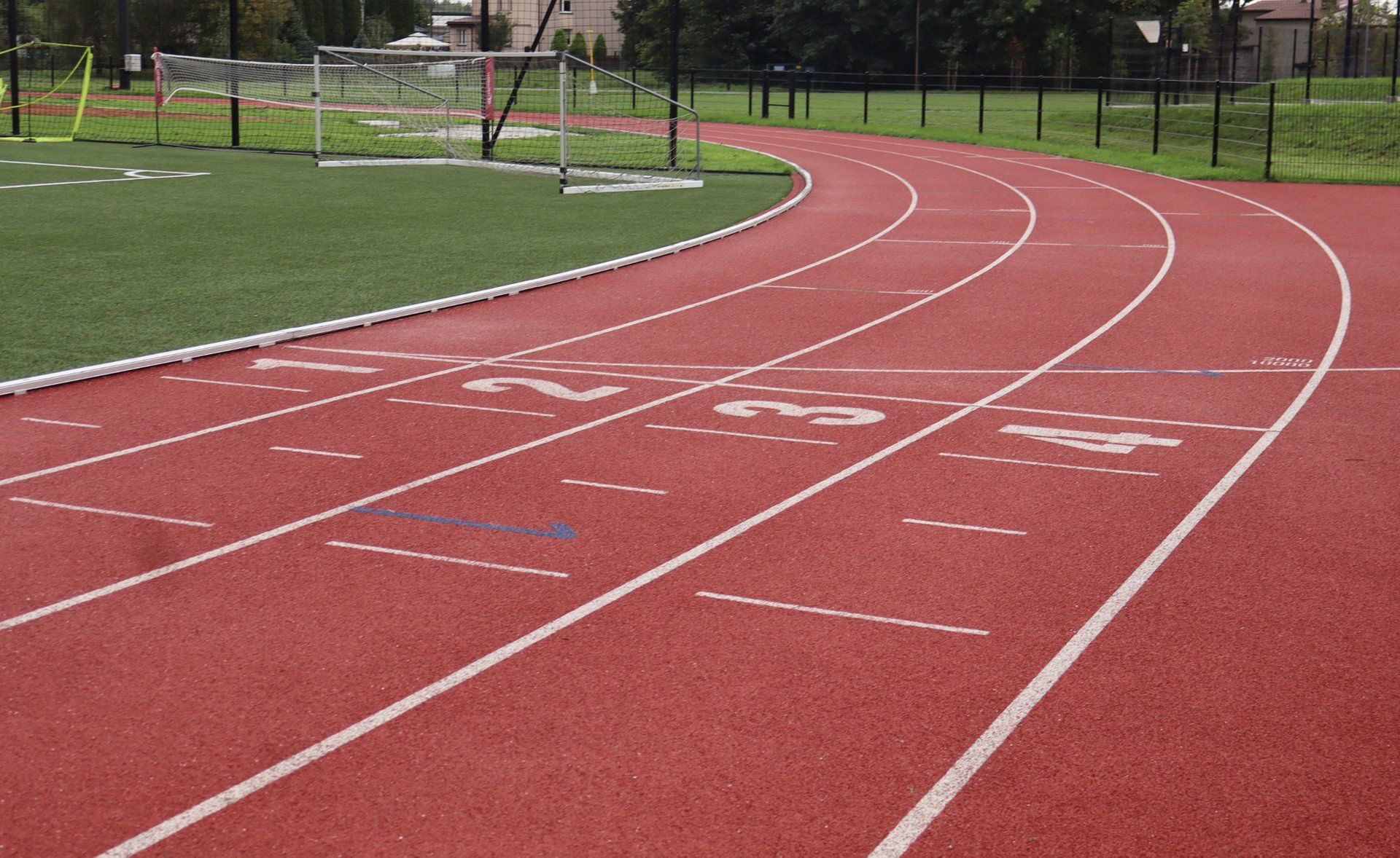 Bieżnia lekkoatletyczna wokół boiska ze sztuczną nawierzchnią przy PZ 2