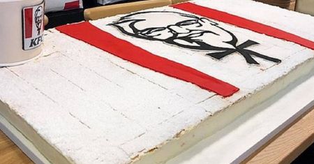 Wadowice oszalały na ich punkcie. Papieskie kremówki w KFC? Sieć komentuje