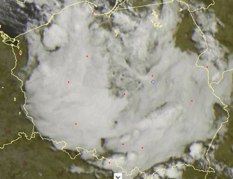 Tylko nad całą Polską ciemne chmury... Sprawdziliśmy, to nie jest fake