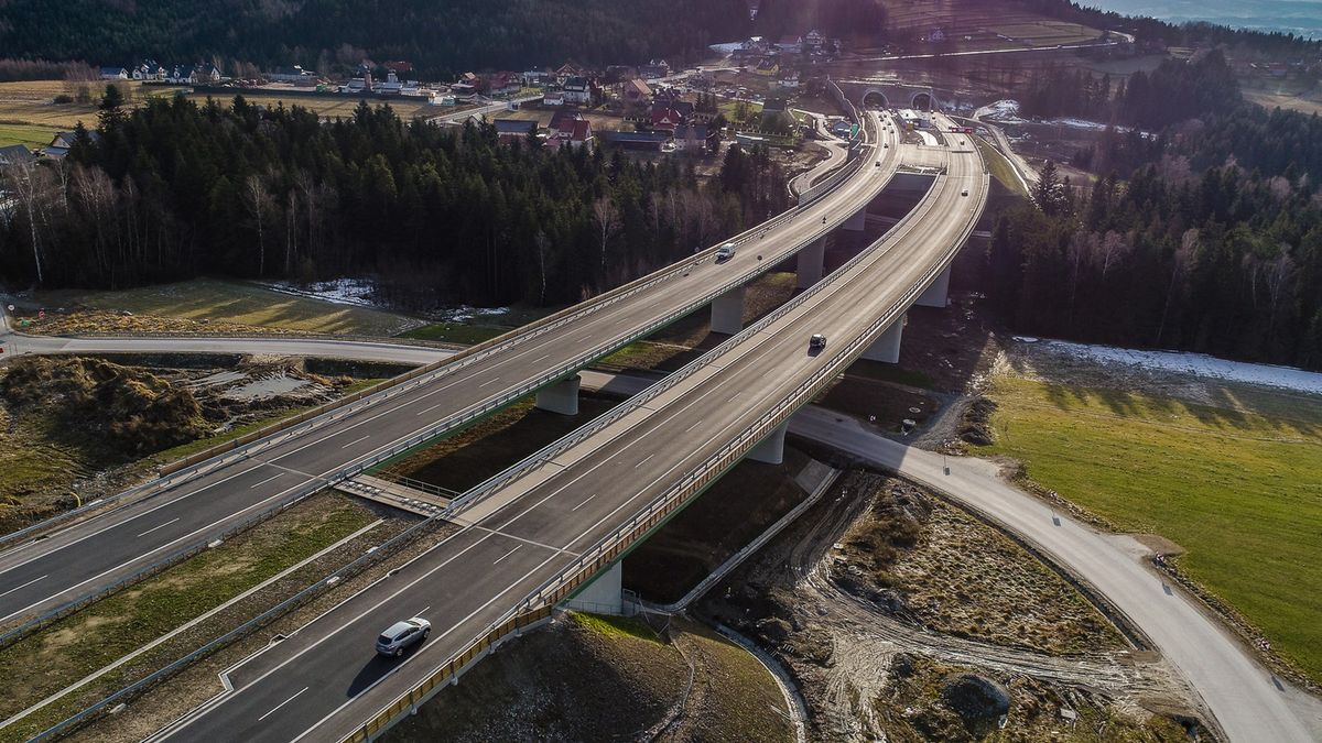 Odcinek nowej zakopianki (droga ekspresowa S7), który został w ostatnich miesiącach oddany do użytku