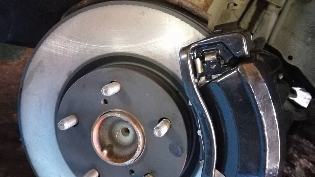 Hamulce tarczowe w starszych samochodach wymagają przede wszystkim regeneracji zacisków. Bez tego nowa tarcza i klocek szybko się zniszczą.