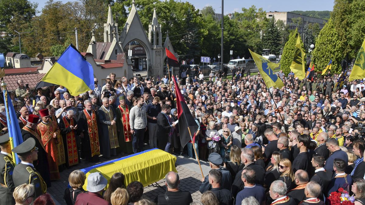 Ukrainians attend the farewell ceremony for Andriy Parubiy on a cemetery in Lviv, Western Ukraine, 02 September 2025. Parubiy, 54, a former speaker of the Ukrainian Parliament, was shot dead on 30 August 2025 in the western Ukrainian city of Lviv. Ukrainian police announced the arrest of a suspect in the murder of Andriy Parubiy in the Khmelnitskyi region of Ukraine on 01 September 2025. EPA/MYKOLA TYS Dostawca: PAP/EPA.
