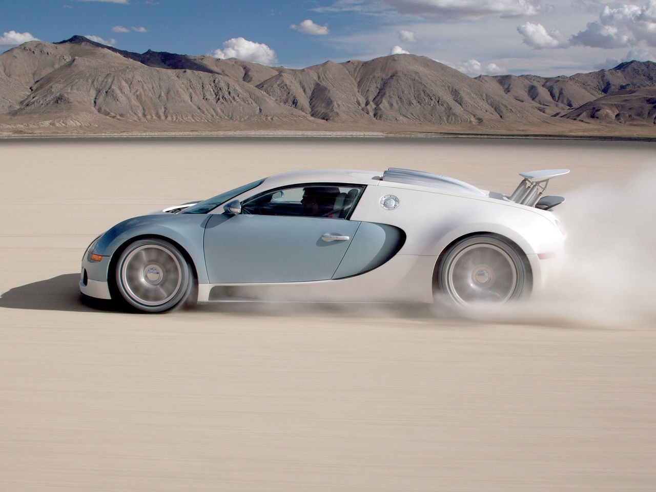 Potężny spojler to jeden z elementów, które utrzymują Veyrona w ryzach.