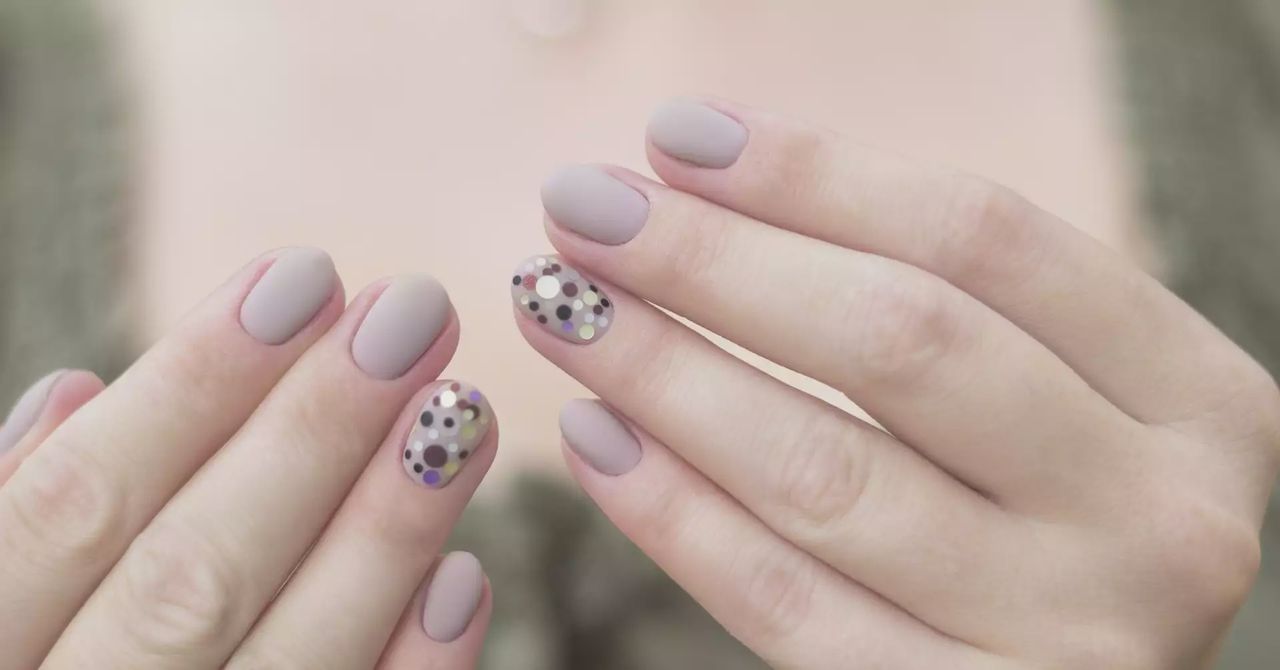 Minimalistyczny manicure. Wygląda jak podłoga
