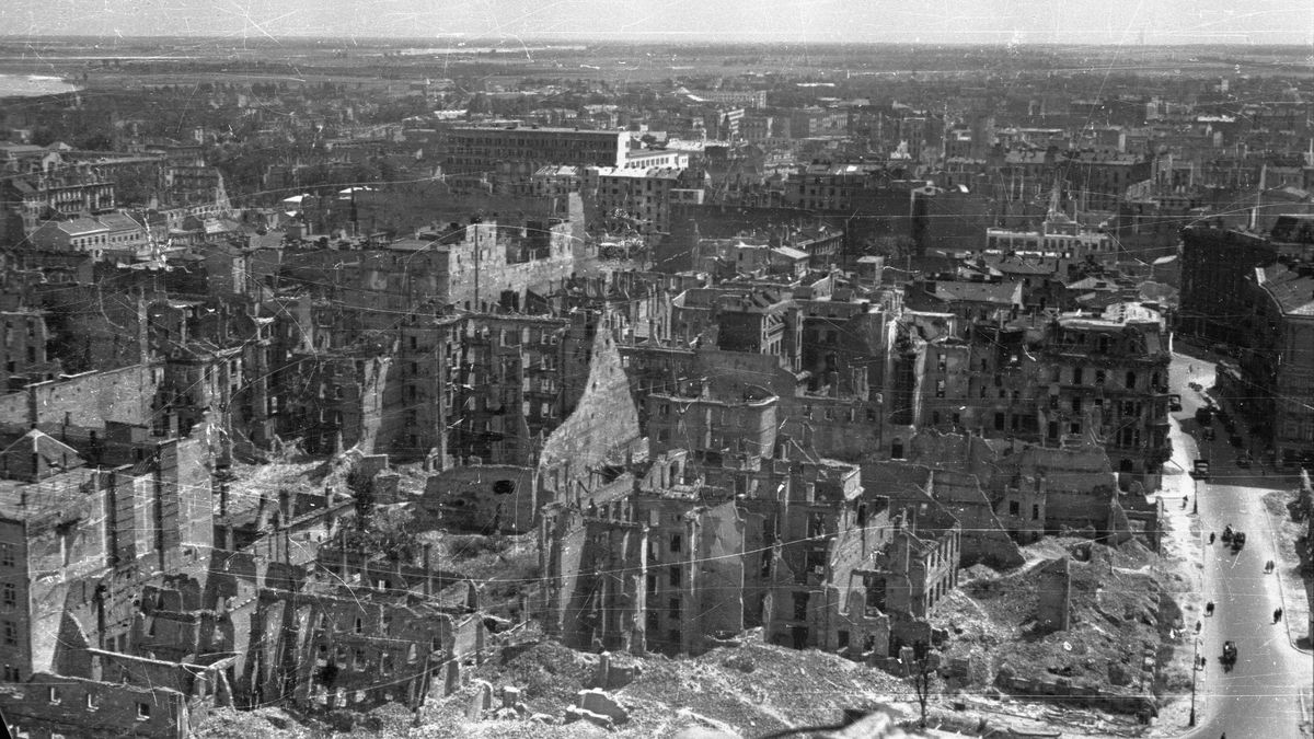 Ruiny Warszawy po II wojnie światowej. Zdjęcie z wiosny 1947 r.