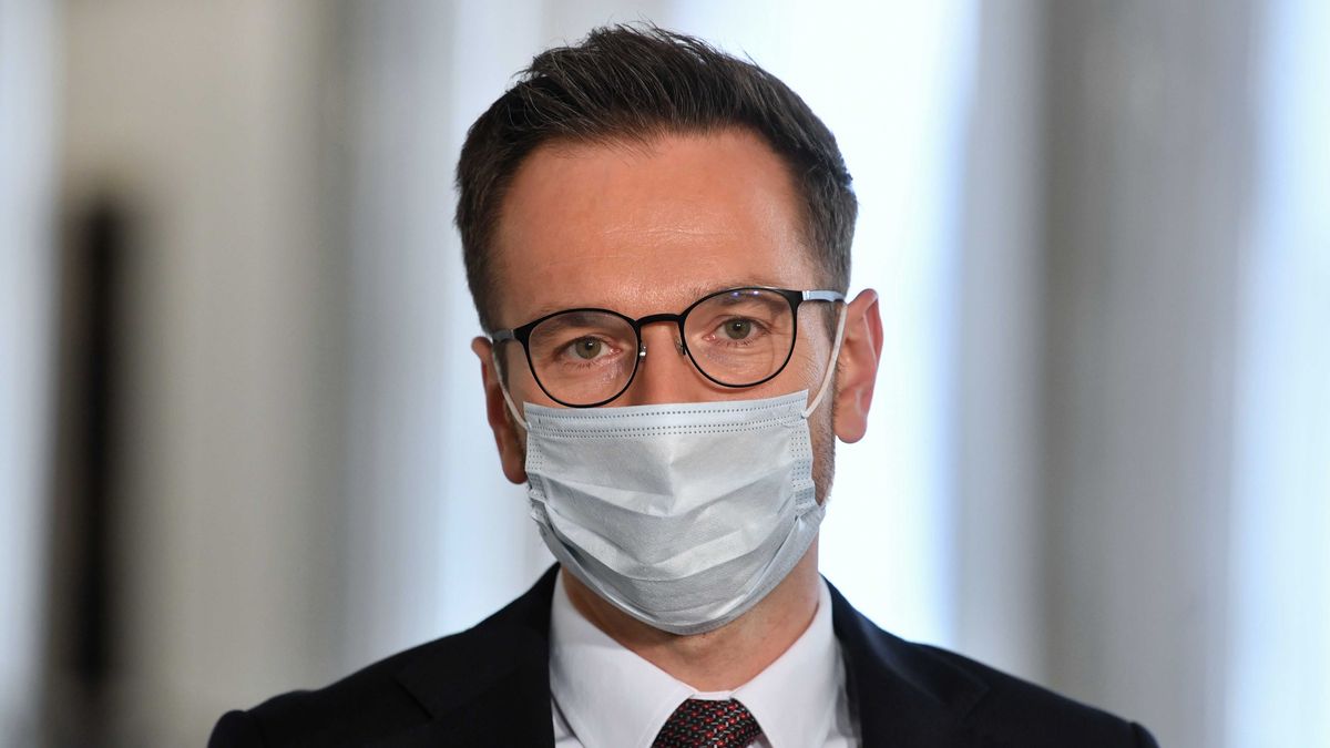 Warszawa, 29.04.2021. Wiceminister funduszy i polityki regionalnej Waldemar Buda podczas konferencji prasowej w Sejmie w Warszawie, 29 bm. Spotkanie dotyczyło Krajowego Planu Odbudowy i 770 mld zł, które wynegocjował rząd. (mr) PAP/Radek Pietruszka