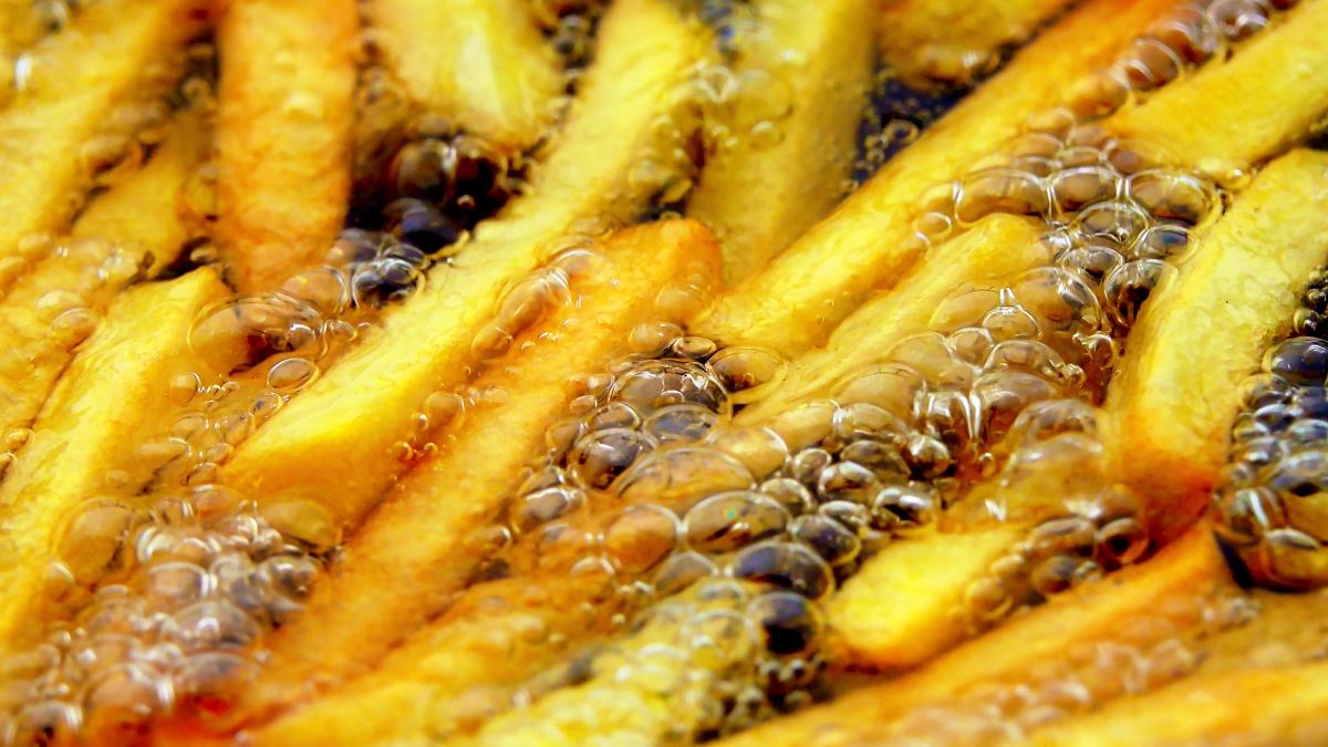 Domowe frytki, które smakują lepiej niż w restauracji. Wystarczy prosty trik