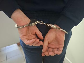 Bielsko-Biała: Nagi 18-latek rozrabiał na mieście. Zaczepiał kobietę, a potem próbował pobić policjanta