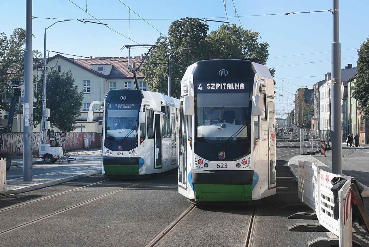 Szczecin: "Czwórka" na nowych szynach w końcu mknie na Pomorzany (prawie)