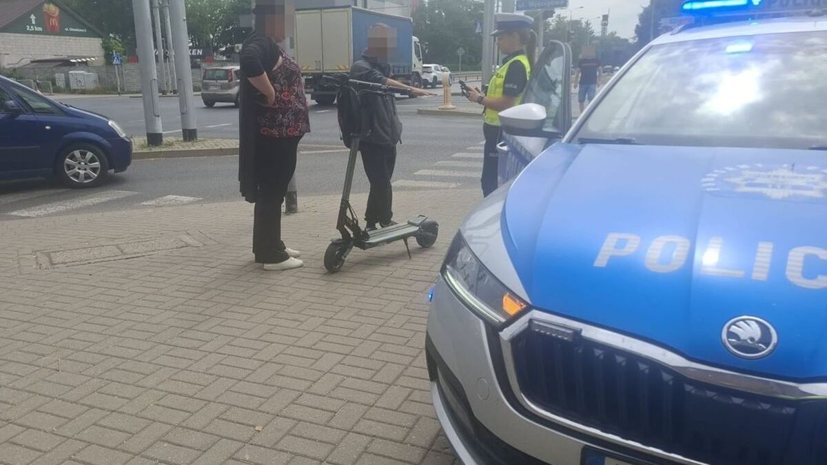 Policjanci zatrzymali do kontroli osobę na hulajnodze
