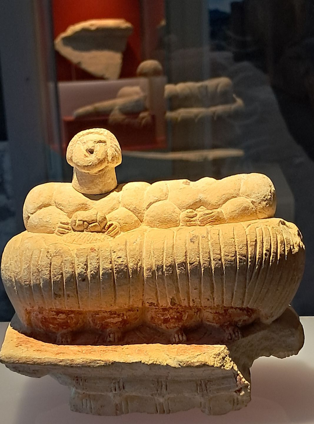 Charakterystyczne figurki znalezione w ruinach świątyni