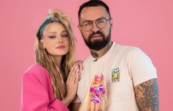 Barbie wznawia kultowy model długowłosej lalki, w kampanii fryzjer Łukasz Urbański