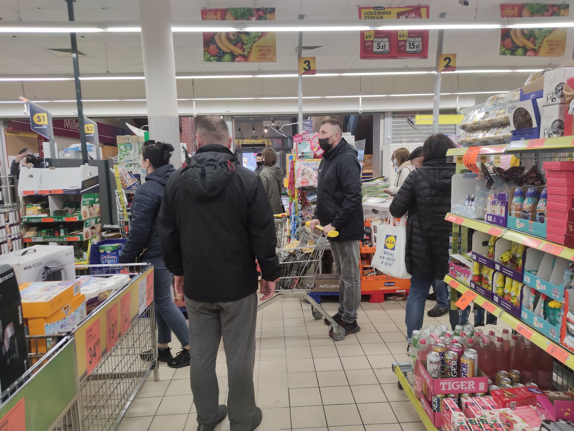 Kolejki w dyskontach przed majówką 