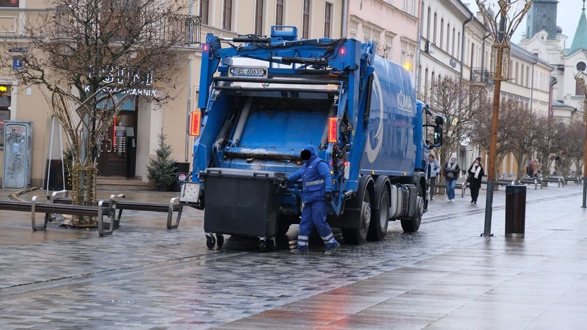 Śmieciarka odbierająca odpady