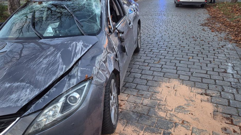 Mazda dachowała po zderzeniu z toyotą (Wojciech Obremski lca.pl)