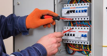 Zapłacili prawie 500 zł, nie mogą pracować. Elektrycy mają problem