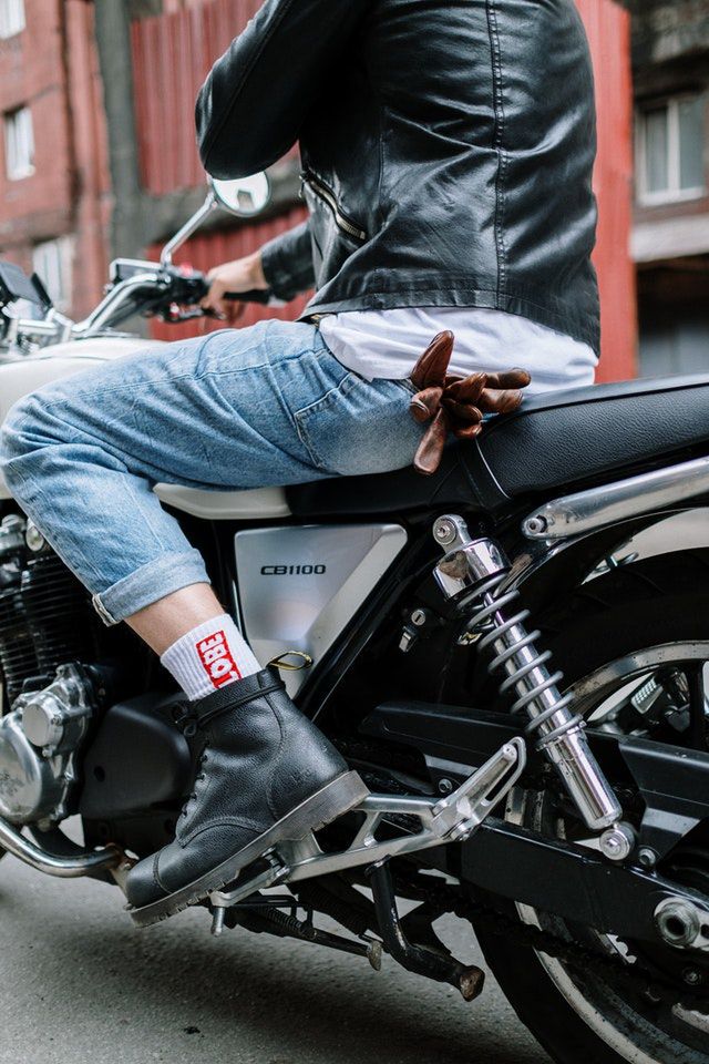 Wypadek z udziałem motocyklisty. Nie obyło się bez obrażeń