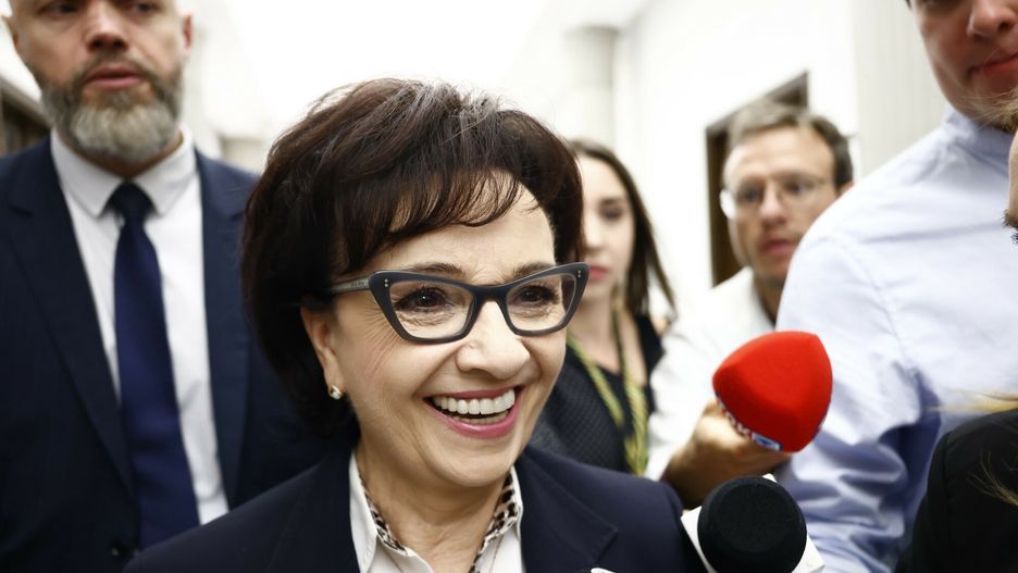 Elżbieta Witek na korytarzach sejmowych podczas inauguracyjnego posiedzenia