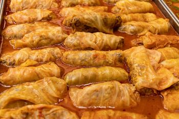 Zapomnij o gotowaniu kapusty na gołąbki. To lepszy patent, by liście były miękkie