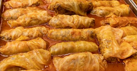 Zapomnij o gotowaniu kapusty na gołąbki. To lepszy patent, by liście były miękkie