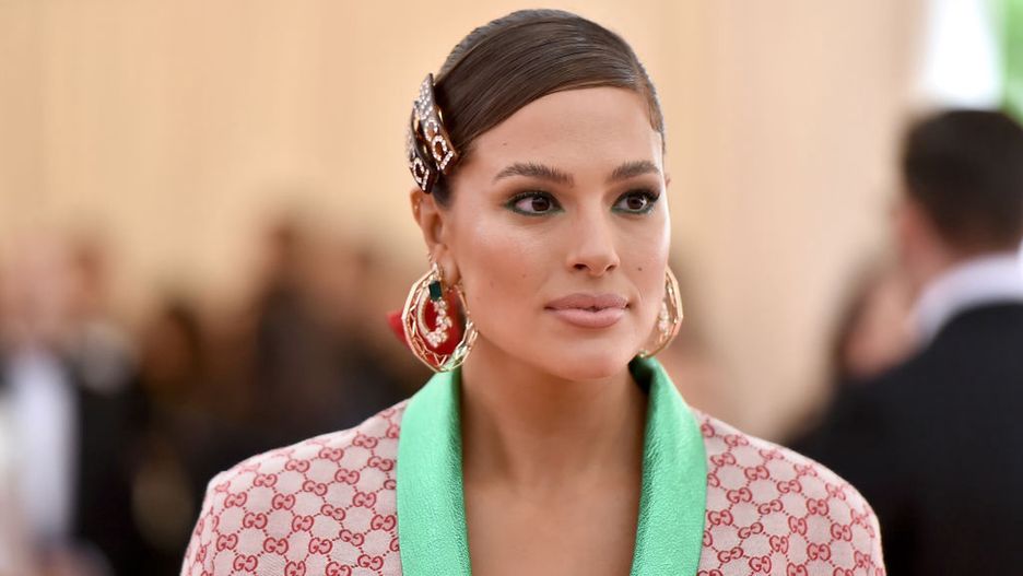 Ashley Graham w fantazyjnych stylizacjach inspiruje wiele kobiet