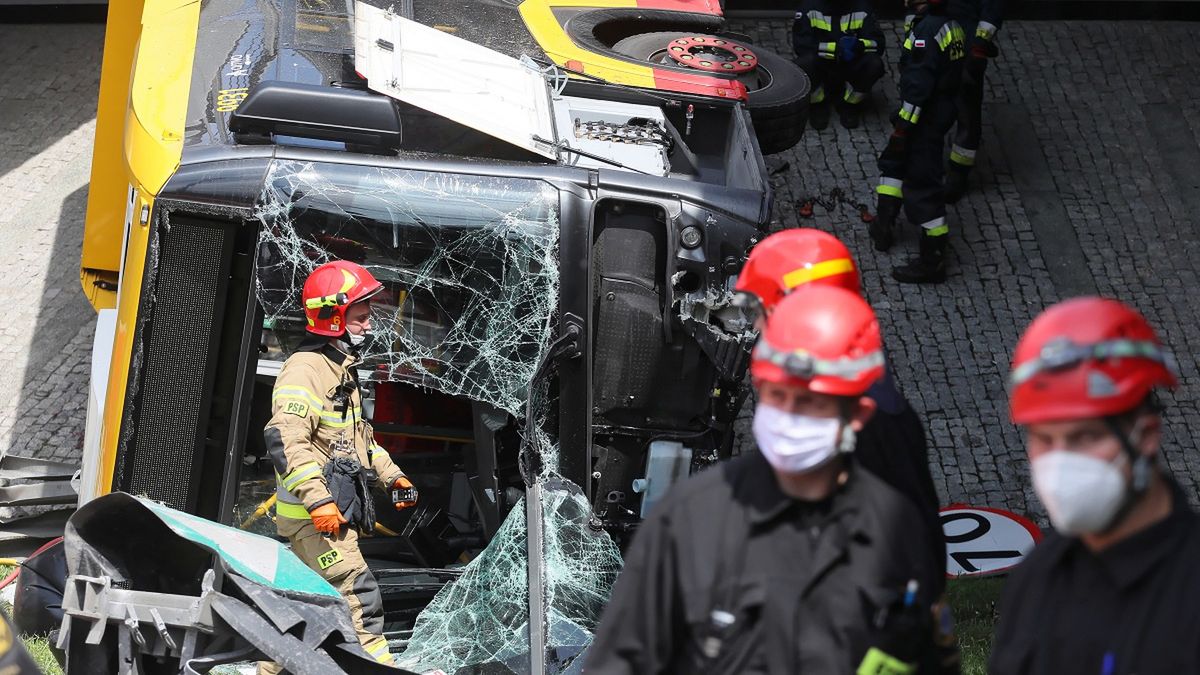Wypadek autobusu na Moście Grota