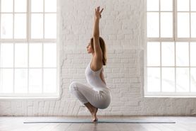 Bikram joga – zasady, cele, korzyści i przeciwwskazania