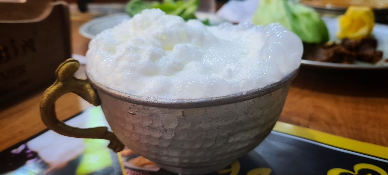 Dodaj łyżkę do kefiru i wypij tuż po przebudzeniu. Tak przyspieszysz odchudzanie