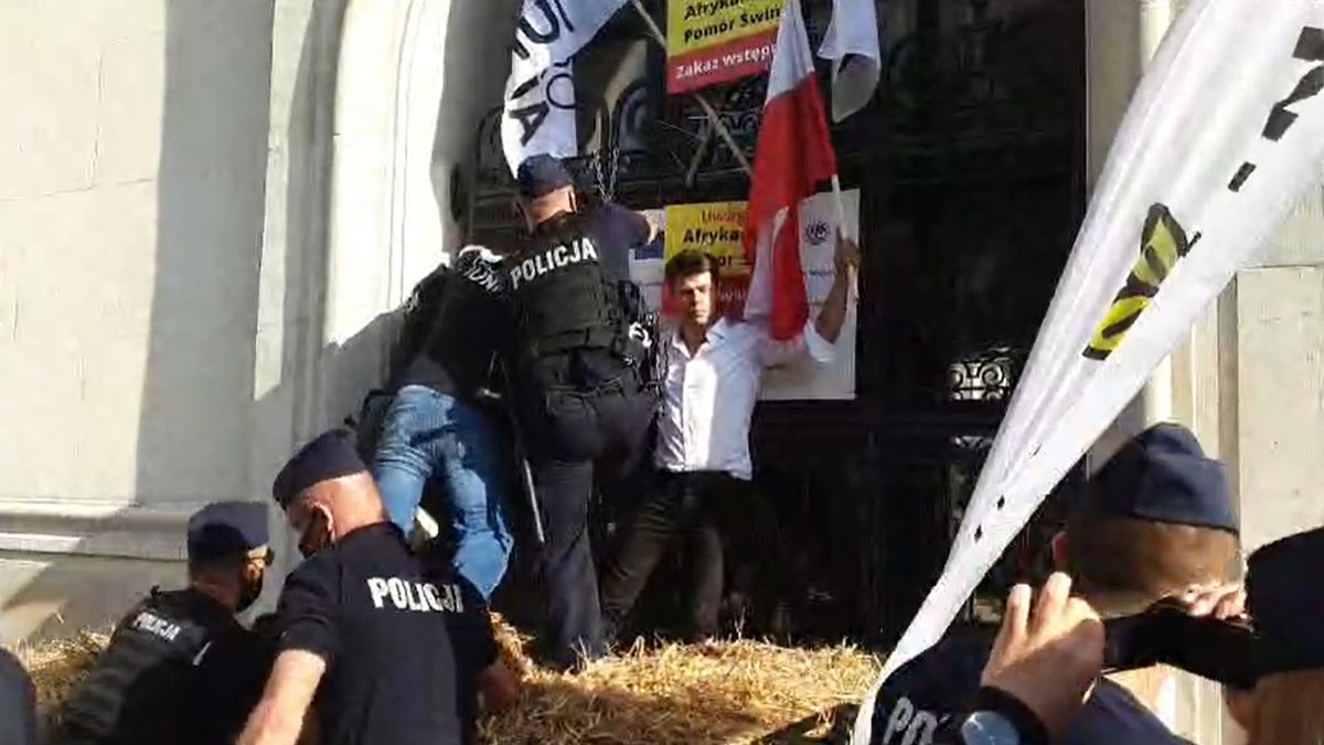 Szef Agrounii, Michał Kołodziejczak własną piersią zagrodził wejście do resortu rolnictwa.