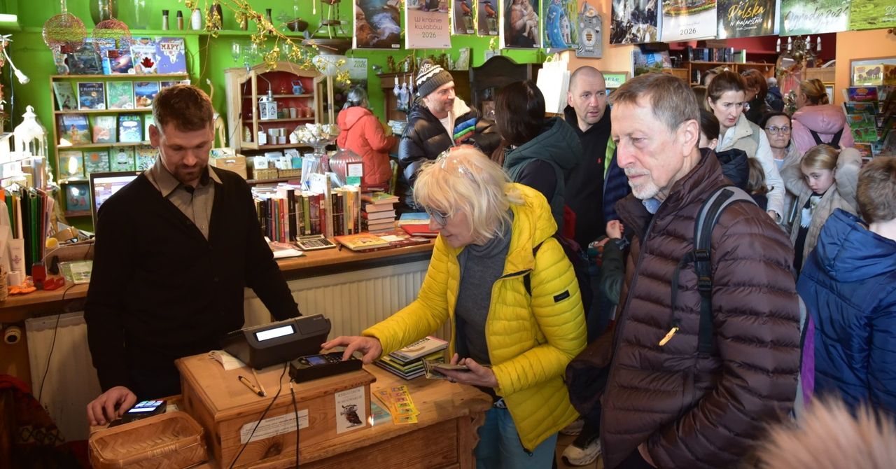Poznań: Księgarnia "z Bajki" żegna się z czytelnikami po 34 latach. Na stypę przyszły tłumy