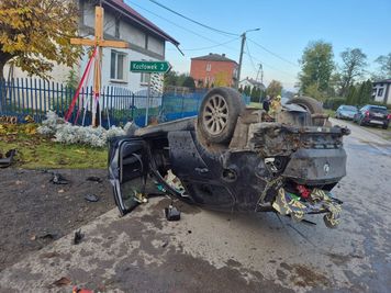 BMW dachowało w Brzozowej. Ranny 17-latek miał 1,2 promila i nie posiadał uprawnień