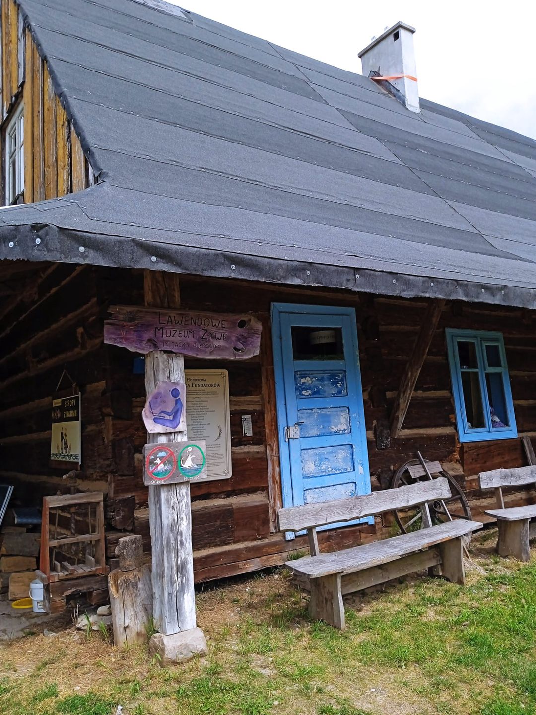 Lawendowe Muzeum Żywe urządzone  zostało w starym, łemkowskim domu, przeniesionym tu z Beskidów